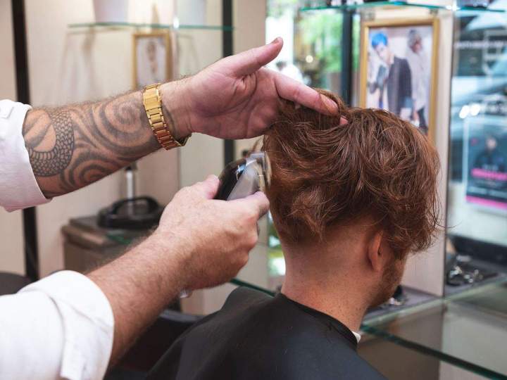 Coupe courte cheveux rouges bordeaux Montpellier