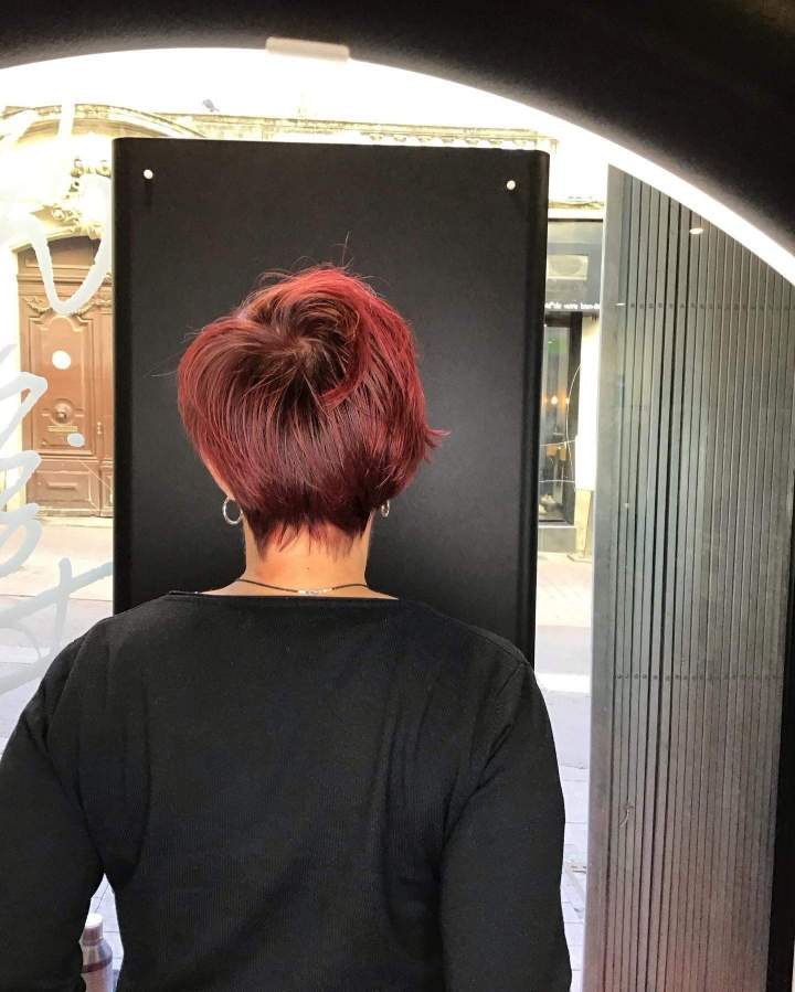 Coupe courte cheveux rouges bordeaux Montpellier