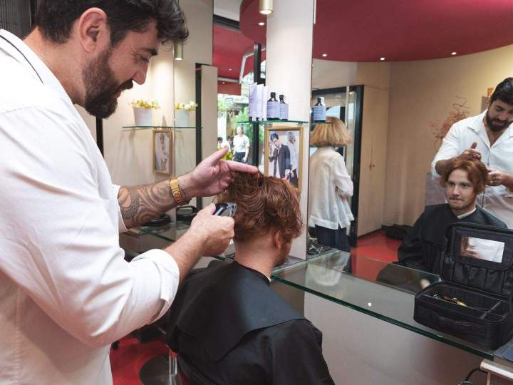 Coupe courte cheveux rouges bordeaux Montpellier